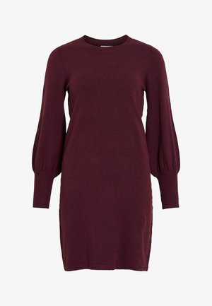 Robe en tricot bordeaux avec de longues manches bouffantes, un col rond et des poignets côtelés. Présente une silhouette ajustée et des fentes sur les côtés à l'ourlet.