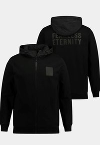 Felpa nera con zip e cappuccio, con un logo patch sulla parte anteriore e la scritta "FEARLESS ETERNITY" stampata in grassetto sul retro. Tessuto di trama liscia.