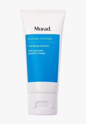 Weiße Plastikflasche mit einem blauen Etikett, auf dem "Blemish Control" und "Clarifying Cleanser" steht. Glatte Textur, abgerundete Form, Klappverschluss.
