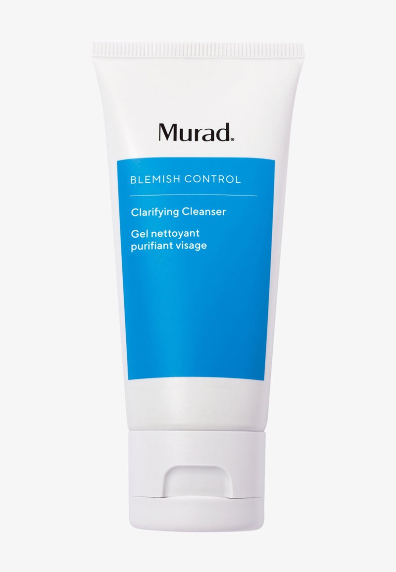 Tube en plastique blanc avec une étiquette bleue portant les inscriptions "Contrôle des Imperfections" et "Nettoyant Clarifiant". Texture lisse, forme arrondie, bouchon à bascule.