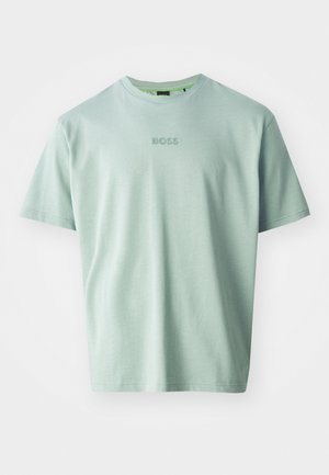 Világos zöld, puha pamutból készült póló, rövid ujjakkal és kerek nyakkivágással. Az elején hímzett "BOSS" logó található.