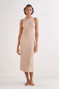 Vestido midi de canalé ajustado en beige claro. Presenta un diseño sin mangas, escote redondo y un dobladillo ligeramente acampanado. Textura suave.