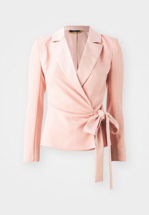 Helles rosa Wickelblazer mit langen Ärmeln, satinähnlicher Oberfläche und gebundenem Taillenelement. Klassisches Reversdesign mit einem glatten, strukturierten Erscheinungsbild.