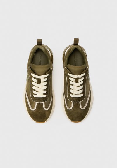 Adidași verde închis din materiale suede și plasă, cu șireturi albe și cusături contrastante. Au vârful rotund și guler căptușit.