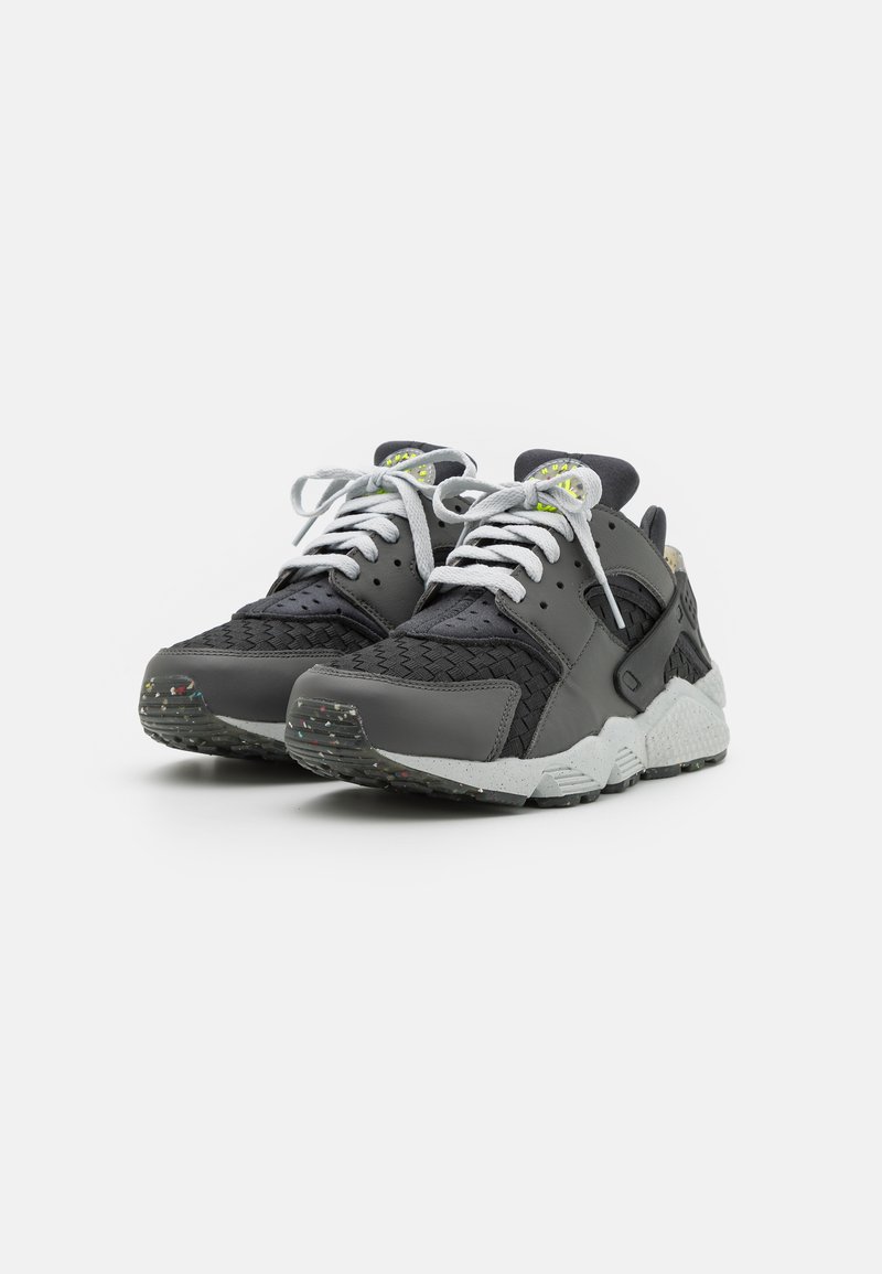 persona que practica jogging veterano regular Nike Sportswear AIR HUARACHE CRATER PRM UNISEX - Zapatillas - dark smoke  grey/iron grey/photon dust/black/volt/gris oscuro - Zalando.es