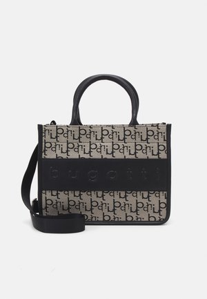 Kwadratowa torebka Bugatti z czarnymi skórzanymi uchwytami na górze, regulowanym paskiem na ramię, beżową tkaniną z czarnym powtarzającym się wzorem logo.