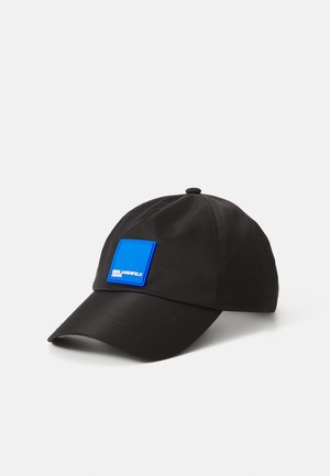 Căciulă de baseball neagră din material, cu vizieră curbată. Prezintă un patch pătrat albastru cu text alb și un buton în partea de sus.