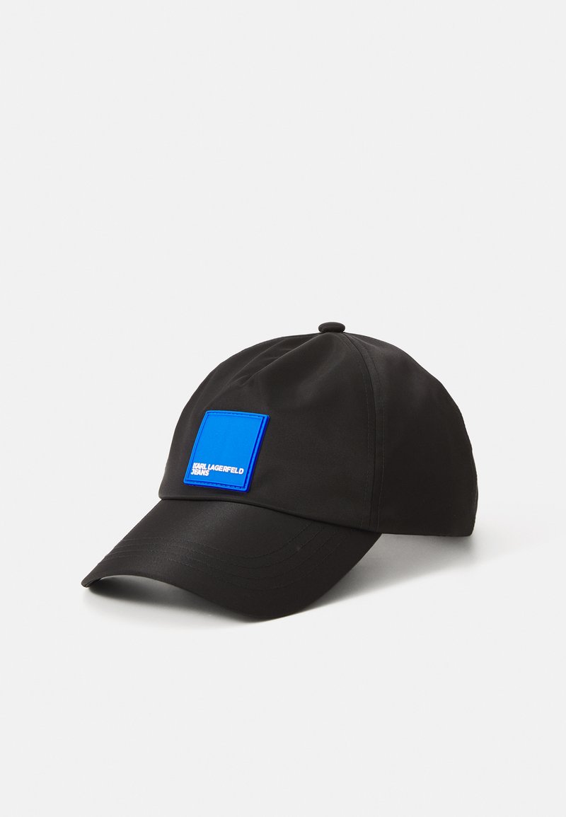 Schwarze Baseballmütze aus Stoff mit einem gewölbten Schirm. Sie hat einen blauen quadratischen Aufnäher mit weißem Text und einen Knopf an der Oberseite.
