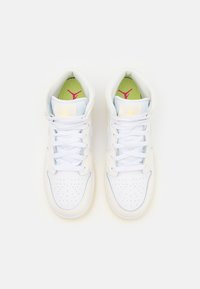 Jordan AIR JORDAN 1 MID UNISEX - Kosárlabdacipők - sail/light laser orange/white