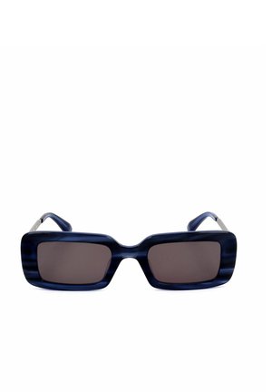 Occhiali da sole rettangolari blu navy con lenti scure e montatura spessa, mostrati su uno sfondo bianco.