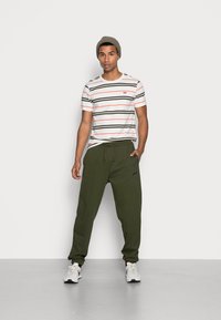 Levi's® TAB PANT - Calças de fato de treino - mossy green