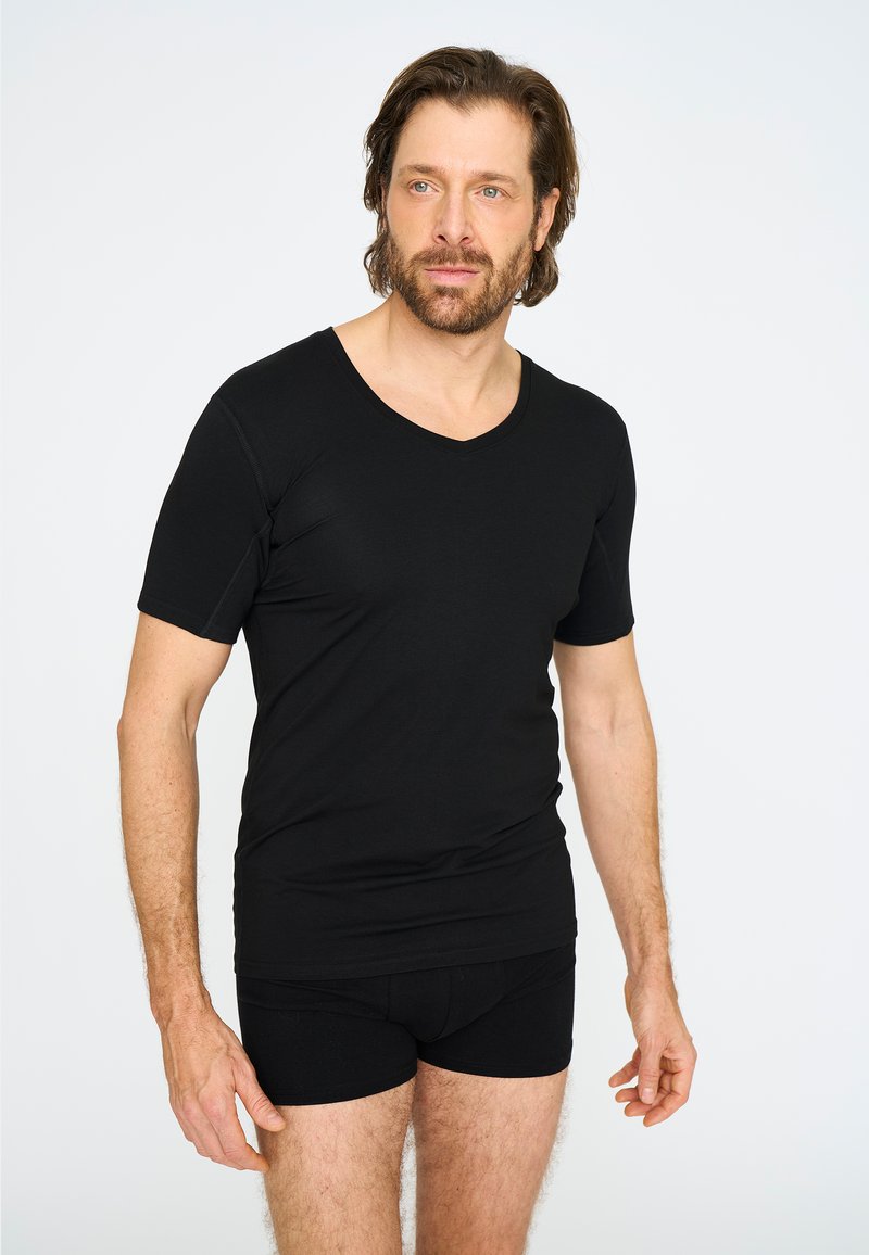 Zwarte korte mouwen V-hals T-shirt van zachte stof, gecombineerd met zwarte boxershorts. De pasvorm is strak en heeft een soepele textuur.