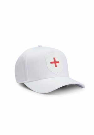 Biała czapka z daszkiem z emblematem tarczy z czerwonym krzyżem na przodzie, przedstawiona na jednolitym białym tle.