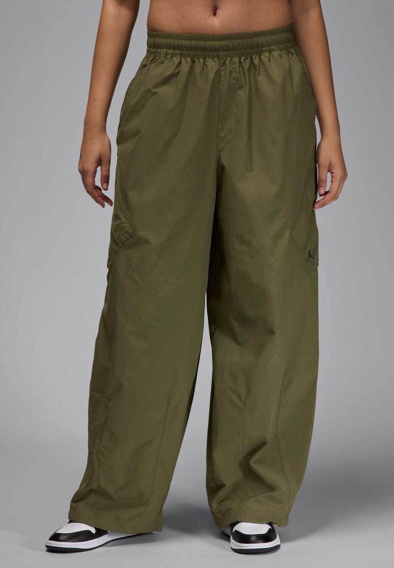 Oliivinvihreät cargo-housut, joissa on joustava vyötärö, väljä malli ja kaksi sivutaskua. Materiaali vaikuttaa kevyeltä ja sileältä.