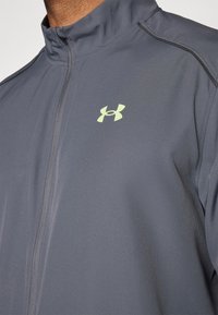 Under Armour LAUNCH - Giacca da running - castlerock/morph green
