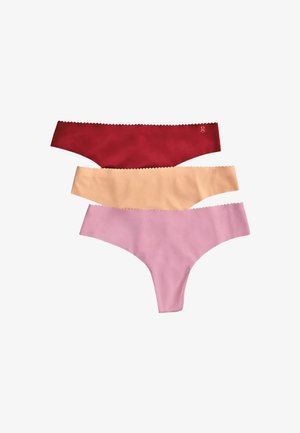 Drei Paare Damen-Thong-Unterwäsche: rot, nude und pink. Hergestellt aus weichem Stoff mit gewellten Kanten und minimalistischem Design.