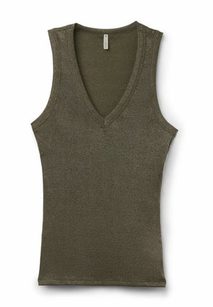 Ärmelloses, olivgrünes, geripptes Stricktop mit V-Ausschnitt und taillierter Silhouette, flach auf weißem Hintergrund liegend.