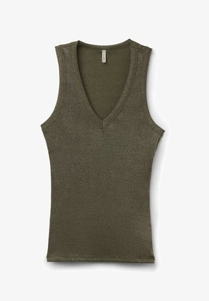Ärmelloses, olivgrünes, geripptes Stricktop mit V-Ausschnitt und taillierter Silhouette, flach auf weißem Hintergrund liegend.