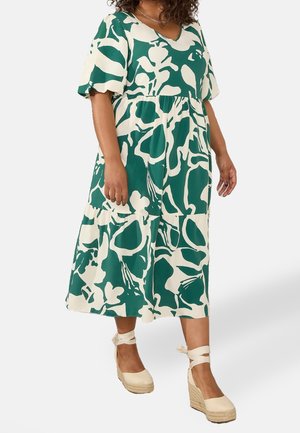 Zelené a krémové midi šaty s květinovým vzorem, krátkými volánovými rukávy, výstřihem do V a nařaseným pasem, spárované s platformovými espadrilkami.