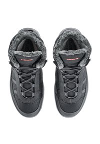 Zwarte outdoorschoenen met een gestructureerde stoffen bovenkant, grijze nepbonten voering rond de kraag en dikke veters. Kenmerkt een rood logo op de tong.