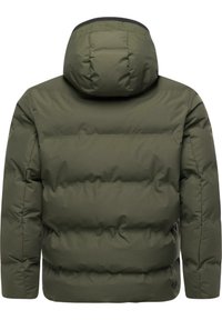 Giacca puffer verde oliva con cappuccio, caratterizzata da un design trapuntato, polsini a coste e una texture liscia. La vista posteriore mette in evidenza i volumi e le cuciture.