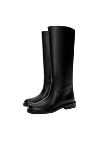 Bottes en cuir noires montant jusqu'au genou avec une texture lisse, bout rond, semelle plate et design minimaliste, comprenant des coutures cousues et aucun matériel visible.