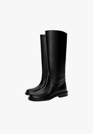 Cizme din piele negre, până la genunchi, cu o textură netedă, vârf rotund, talpă plată și un design minimalistic, având cusături vizibile și fără hardware.