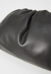 Borsa in pelle nera con un design arricciato. Presenta il nome del marchio "bugatti" in rilievo e una trama liscia. Forma semplice e arrotondata.