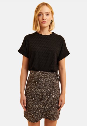 SHORT-SLEEVED CHEVRON PATTERN  - T-Shirt print - black