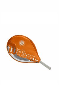 Orangefarbener Tennisschlägerüberzug mit glatter Textur, der ein auffälliges weißes "Wilson"-Logo und das Roland Garros-Emblem zeigt. Mit verstellbarem Tragegurt.