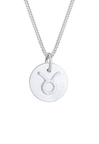 Sølvanheng med et rundt skilt, der har et hævet Taurus-symbol, hængende fra en flettet kæde. Glat og poleret overflade.