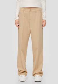 Beige gestreepte broek met een relaxed fit, voorzien van een knoopsluiting en zijzakken, gemaakt van een lichtgewicht materiaal.