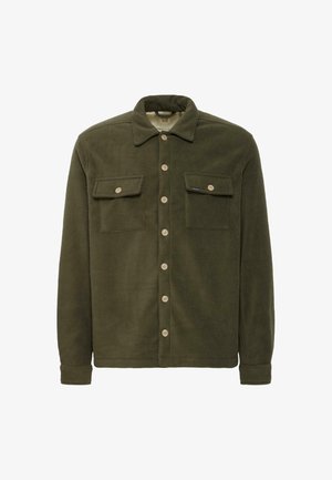 Veste en polaire vert olive avec un col pointu, deux poches poitrine et des boutons de couleur claire, présentant une texture douce et une coupe décontractée.