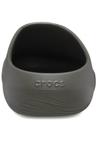 Ein grauer Crocs-Designerschuh mit strukturierter Oberfläche, runder Form und eingestanztem Logo an der Seite. Offenes Rückendesign für ein einfaches An- und Ausziehen.