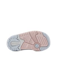 Sohle eines Sneakers in Hellrosa und Weiß, mit strukturierten Mustern, Rillen und einem Logo mit einem kreisförmigen Akzent für besseren Halt.