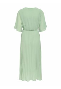 Lys grønn midikjole med plissert skjørt, korte vide ermer og innsvingt midje, sett bakfra på hvit bakgrunn.