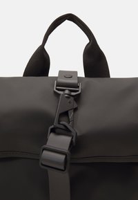 Rugzak RAINS Unisex Rolltop Rucksack Depth 25