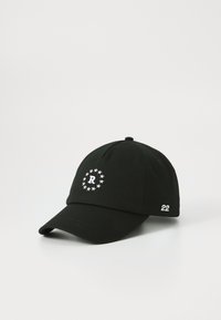 Schwarze Baumwoll-Baseballmütze mit einem weißen "R"-Logo, umgeben von Sternen, und der Zahl "22" auf die Seite gestickt. Mit gebogenem Schirmdesign.