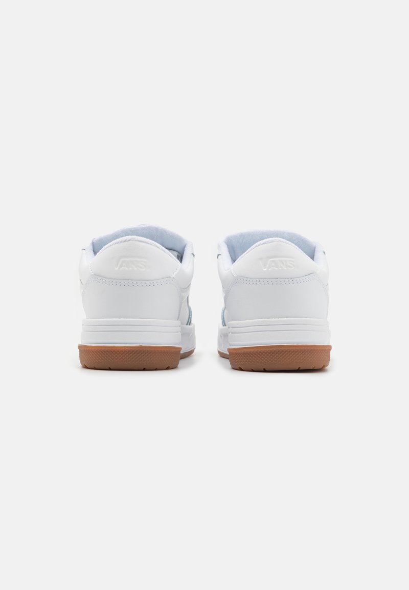 Witte leren sneakers met een lichtblauwe streep, voorzien van een gestructureerde gumrubberen zool en een gewatteerde kraag voor comfort.