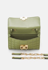 MICHAEL Michael Kors TRIBECA - Torba čez telo - light sage