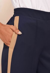 Friends Like These REGULAR FIT - SIDE STRIPE UTILITY  - Auduma bikses - blue
