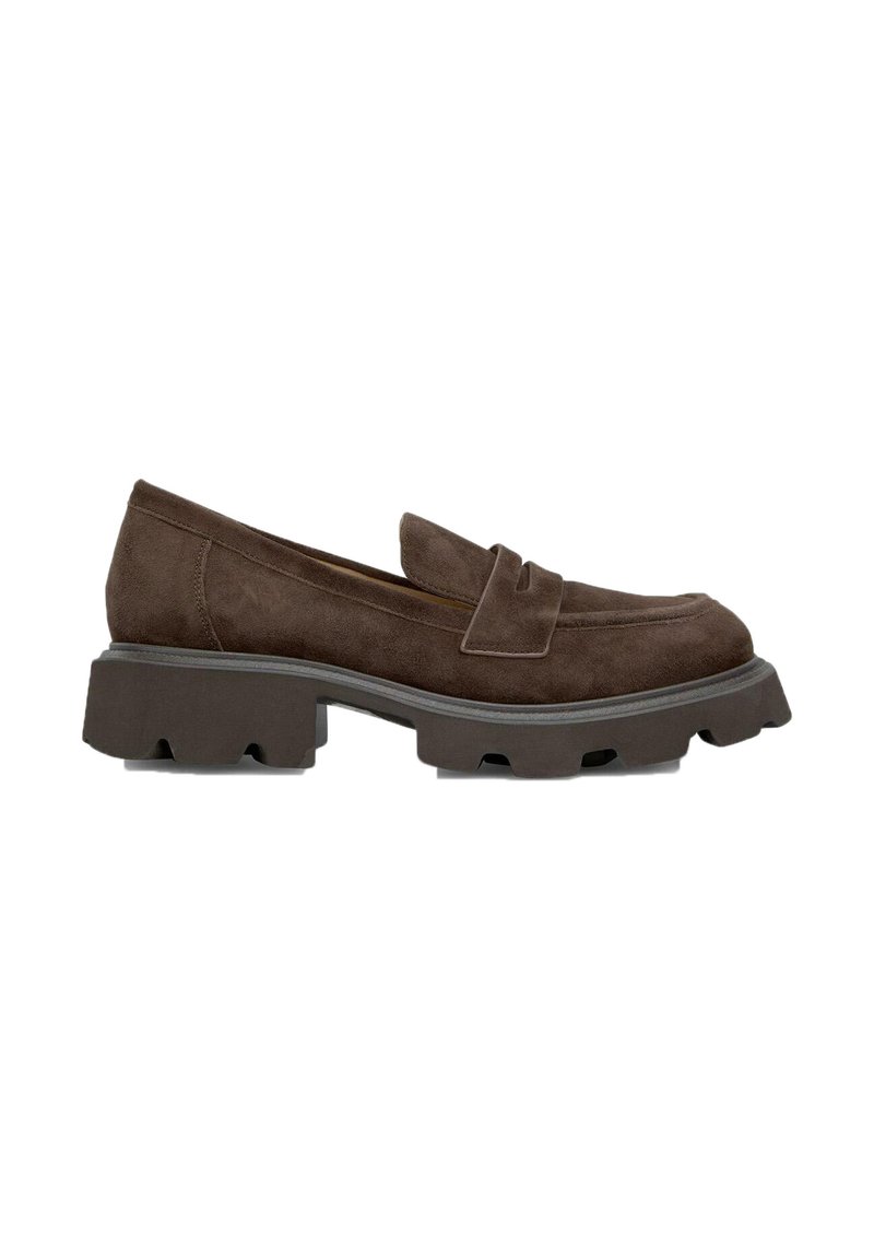 Mocassini in suede marrone con punta rotonda, una fascia decorativa sulla tomaia e una suola in gomma spessa con profonde scanalature per una migliore trazione.
