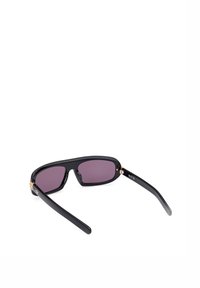 Svarta solglasögon med mörkpurpurfärgade linser, med eleganta bågar, guldaccenter på gångjärnen och avsmalnande arms för en modern design.