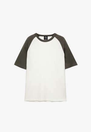 T-Shirt mit kurzen Ärmeln aus Baumwolle, in Weiß mit dunkelgrünen Raglanärmeln und Rundhalsausschnitt.