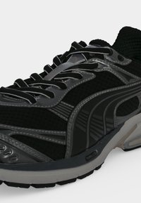 Μαύρο και γκρι sneaker Puma με ύφασμα από δίχτυ, συνθετικές επικαλύψεις, μαύρα κορδόνια και γκρι μαξιλαρωμένη σόλα με σήμανση Puma Lite.
