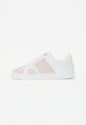Sneaker bianco con dettagli in suede beige, particolari perforati, lacci piatti e logo dorato sul lato. Texture liscia, design low-top.