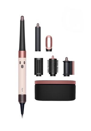 Dyson-Luftstylinggerät mit sechs austauschbaren Aufsätzen und einer schwarz-pinken Aufbewahrungstasche vor weißem Hintergrund.
