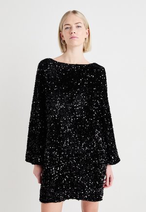 Sort palietteret kjole med bred halsudskæring og lange ærmer. Stoffet er tekstureret og blankt, der reflekterer lyset fra palietterne.