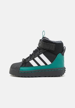 Sort og turkis højt sneakers med hvide striber, tekstureret sål, snørebånd foran og polstret krave med velcrolukning.