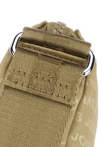 Khaki torba z teksturowanej tkaniny, z zamknięciem na suwak i metalowymi elementami. Zawiera pasek z widocznymi detalami szycia.